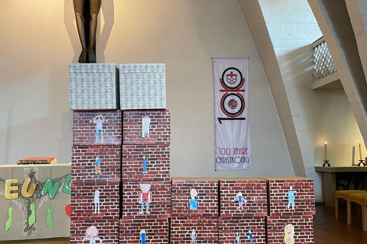Ein stilisiertes Modell der Lirche Christkönig, Bischofsheim, gebaut aus backsteinartig bemalten Kartons, im Altarraum der Kirche Christkönig