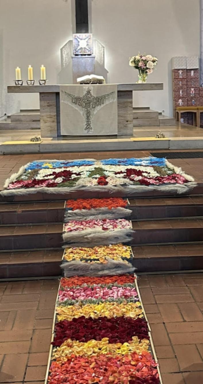 Altarraum Christkönig, Bischofsheim mit Kreuz und Blumenteppich, Fronleichnam 2026