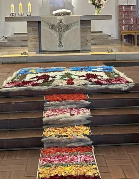 Altarraum Christkönig, Bischofsheim mit Kreuz und Blumenteppich, Fronleichnam 2026