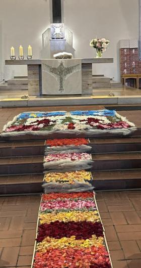 Altarraum Christkönig, Bischofsheim mit Kreuz und Blumenteppich, Fronleichnam 2026