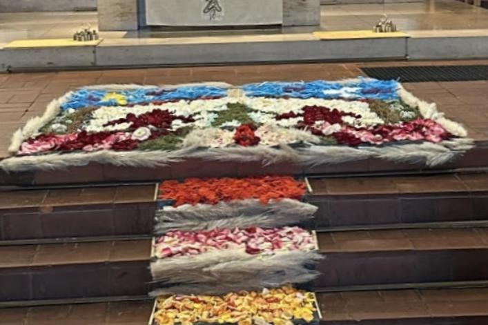 Altarraum Christkönig, Bischofsheim mit Kreuz und Blumenteppich, Fronleichnam 2026
