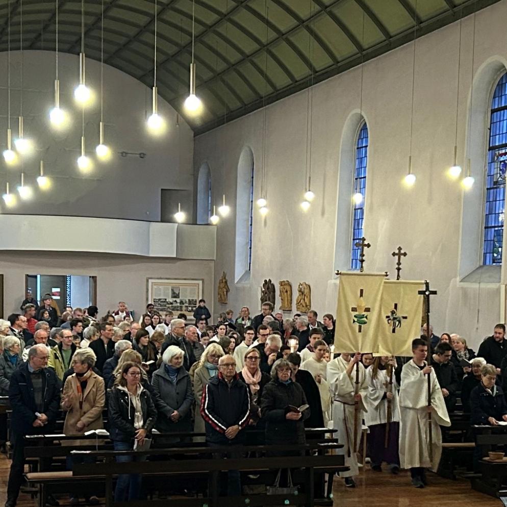 Großer Einzug mit 31 Ministrantinnen und Ministranten