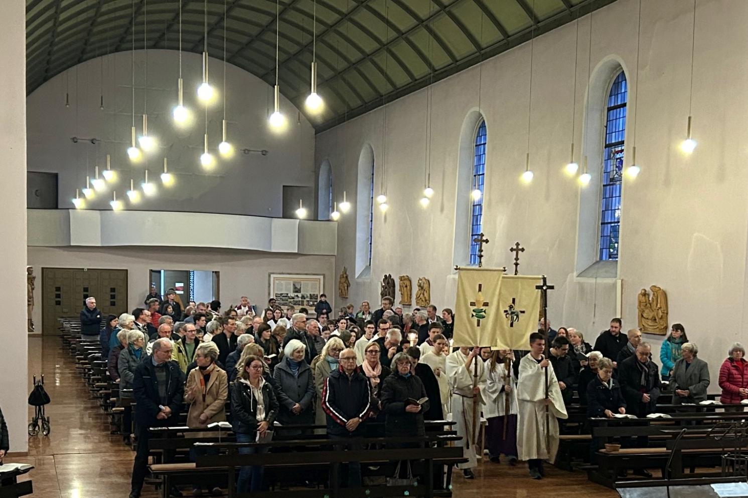 Großer Einzug mit 31 Ministrantinnen und Ministranten