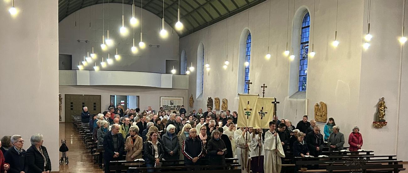 Großer Einzug mit 31 Ministrantinnen und Ministranten