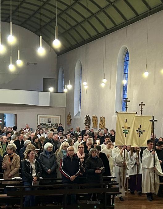 Großer Einzug mit 31 Ministrantinnen und Ministranten