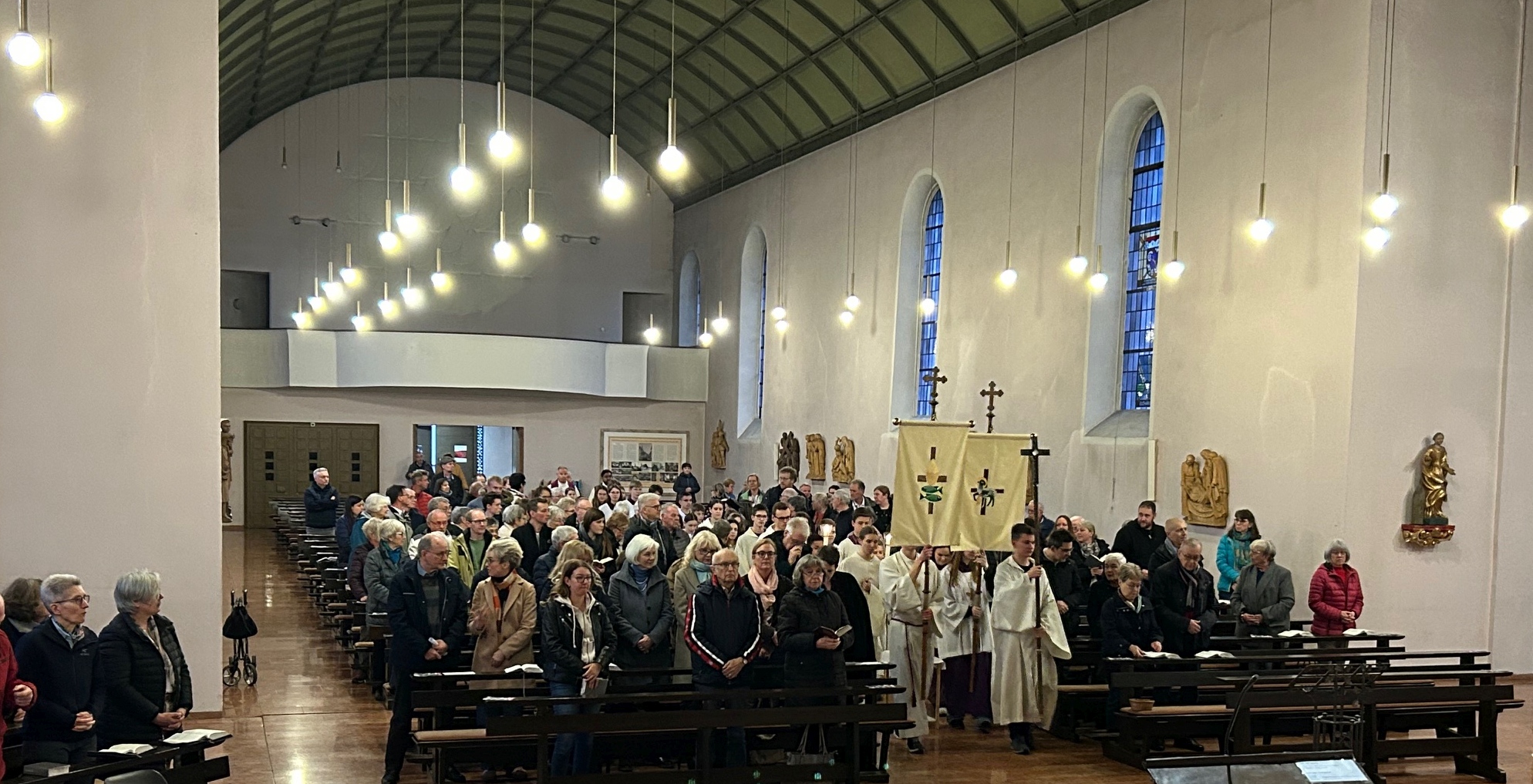 Großer Einzug mit 31 Ministrantinnen und Ministranten