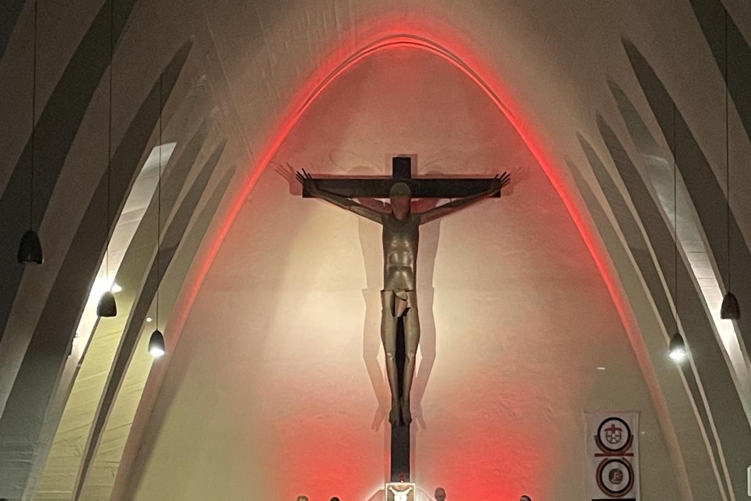 Akkordeonorchester und Christkönigchor aus Bischofsheim im ror illuminierten Altararum der Christkönigkirche
