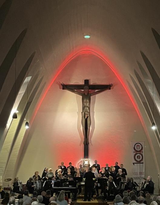 Akkordeonorchester und Christkönigchor aus Bischofsheim im ror illuminierten Altararum der Christkönigkirche