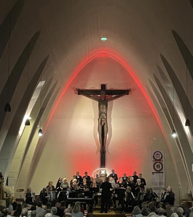 Akkordeonorchester und Christkönigchor aus Bischofsheim im ror illuminierten Altararum der Christkönigkirche