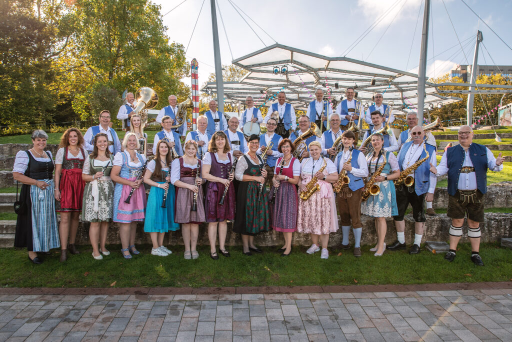 Das Hauptorchester der Kasteler Musikanten im Oktoberfest-Look beim ZDF-Fernsehgarten