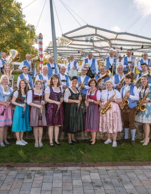 Das Hauptorchester der Kasteler Musikanten im Oktoberfest-Look beim ZDF-Fernsehgarten