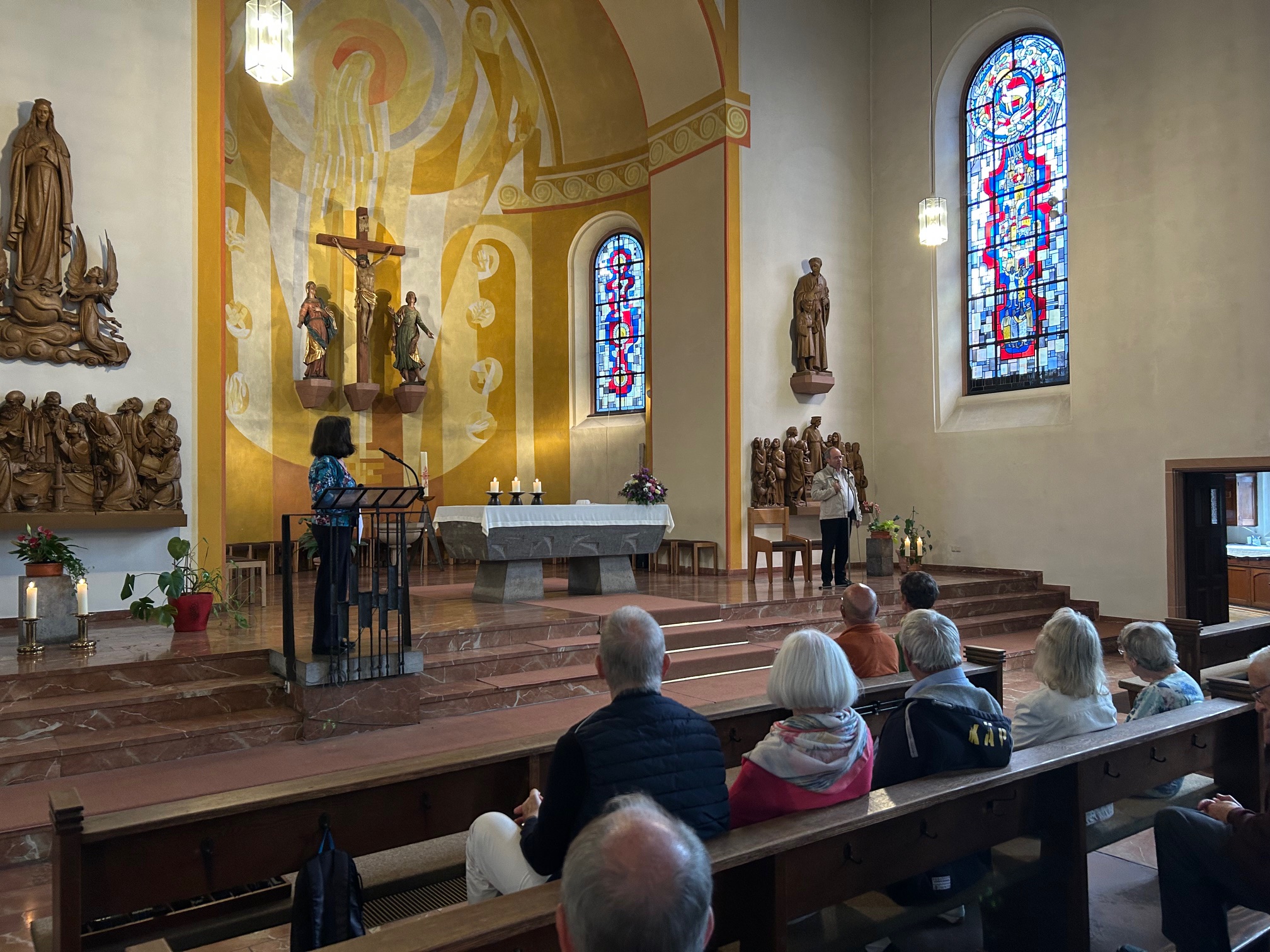 Frau Veith stellt Orgel und Kirchenraum von St. Kilian vor
