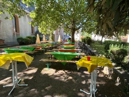 Kirchplatz - bunte Tische