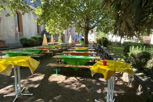Kirchplatz - bunte Tische
