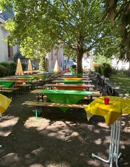 Kirchplatz - bunte Tische