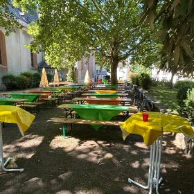 Kirchplatz - bunte Tische