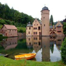 Schloss Mespelbrunn, sich spiegelnd in der Wasserfläche vor dem Schloß