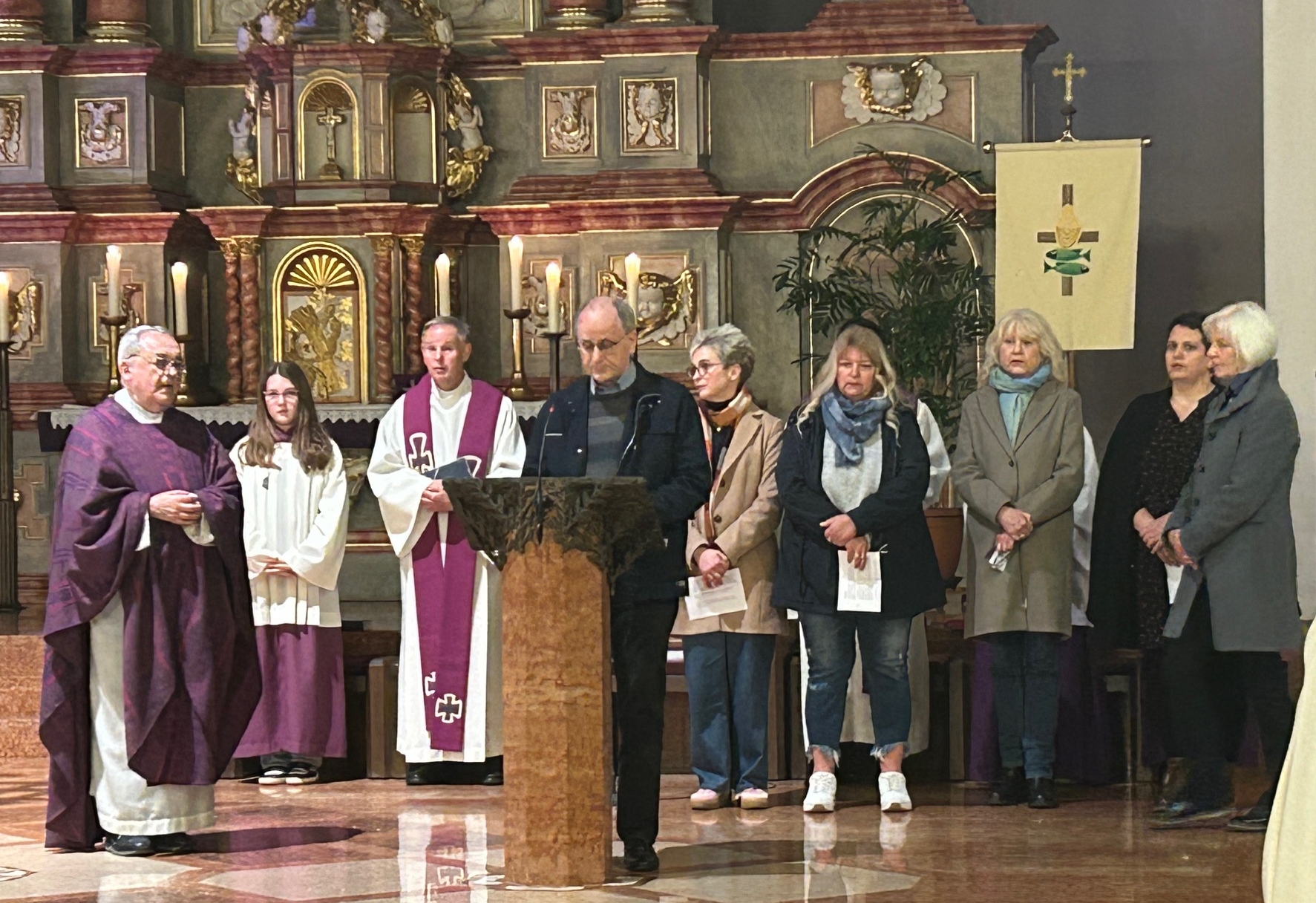 Mitarbeitende der Pfarreiverwaltung lesen Fürbitten am Ambo (li Pfr Zirmer, 3. v li Pfr Swiatek