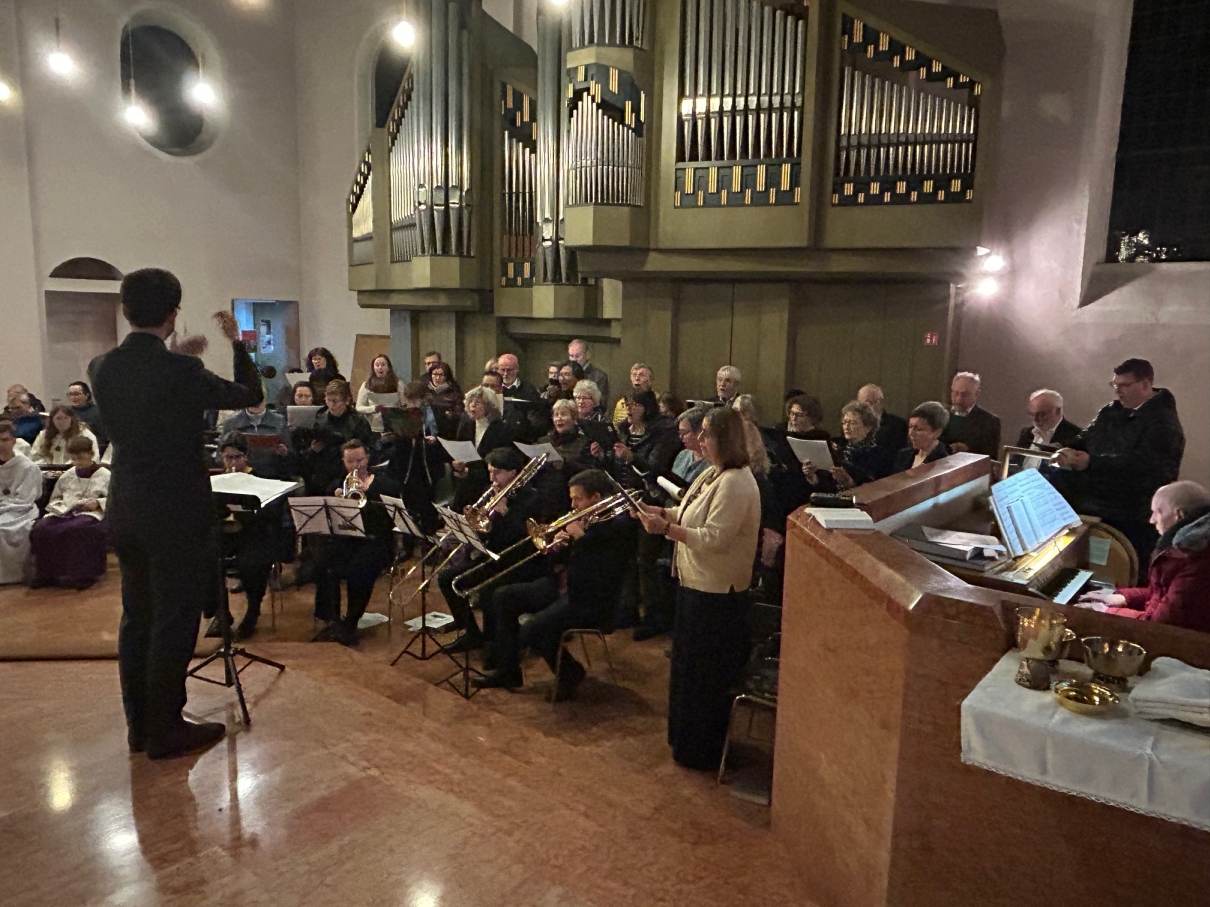 Projektchor und Bläserensemble unter Leitung von Leon Tchakachov in der Kirche St. Georg, vor der Orgel