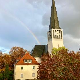 St. Georg, künftige Pfarrkirche von St. Anna, AKK-Mainspitze (c) Alexander von Vegesack, Mz-Kastel Katholische Pfarrkirche St. Georg und Pfarrhaus mit Regenbogen, der auf dem Kirchendach 'endet'