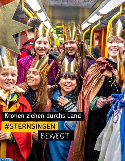 Kinder als Sternsinger in einer Straßenbahn mit Text 'Kronen ziehen durchs Land'