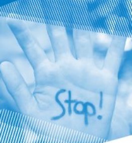Eine Kinderhand mit der Aufschrift Stop