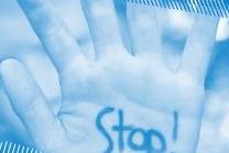 Eine Kinderhand mit der Aufschrift Stop