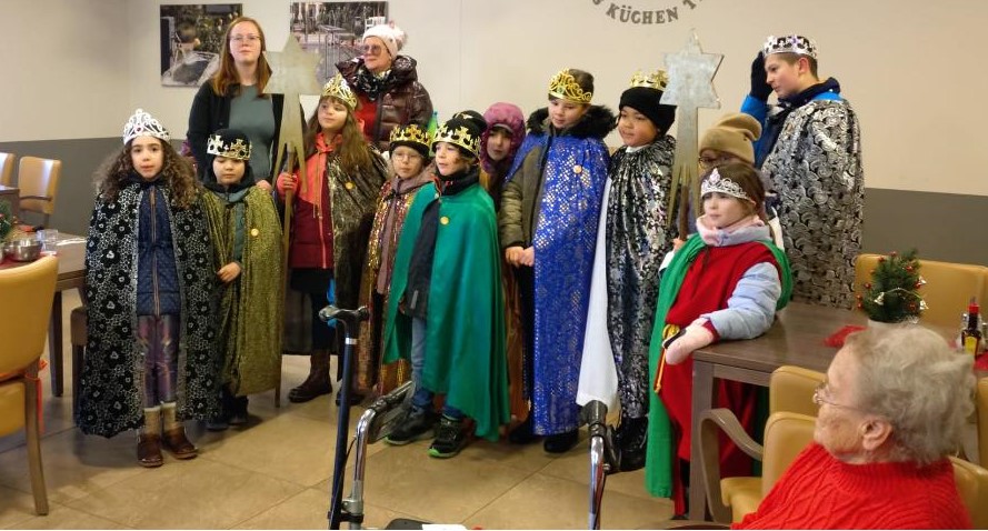 Die Sternsinger zu Besuch im Seniorenheim K&S