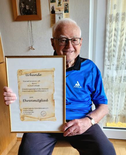 Hubert Schledt wurde als Zeichen unserer Wertschätzung die Ehrenmitgliedschaft im Verein Passionsspiele Eppertshausen e.V. verliehen.