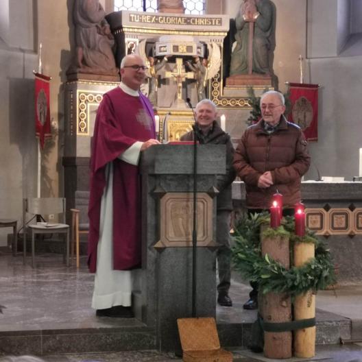 Herr Müller und Herr Steinmetz werden im Gottesdienst gewürdigt.