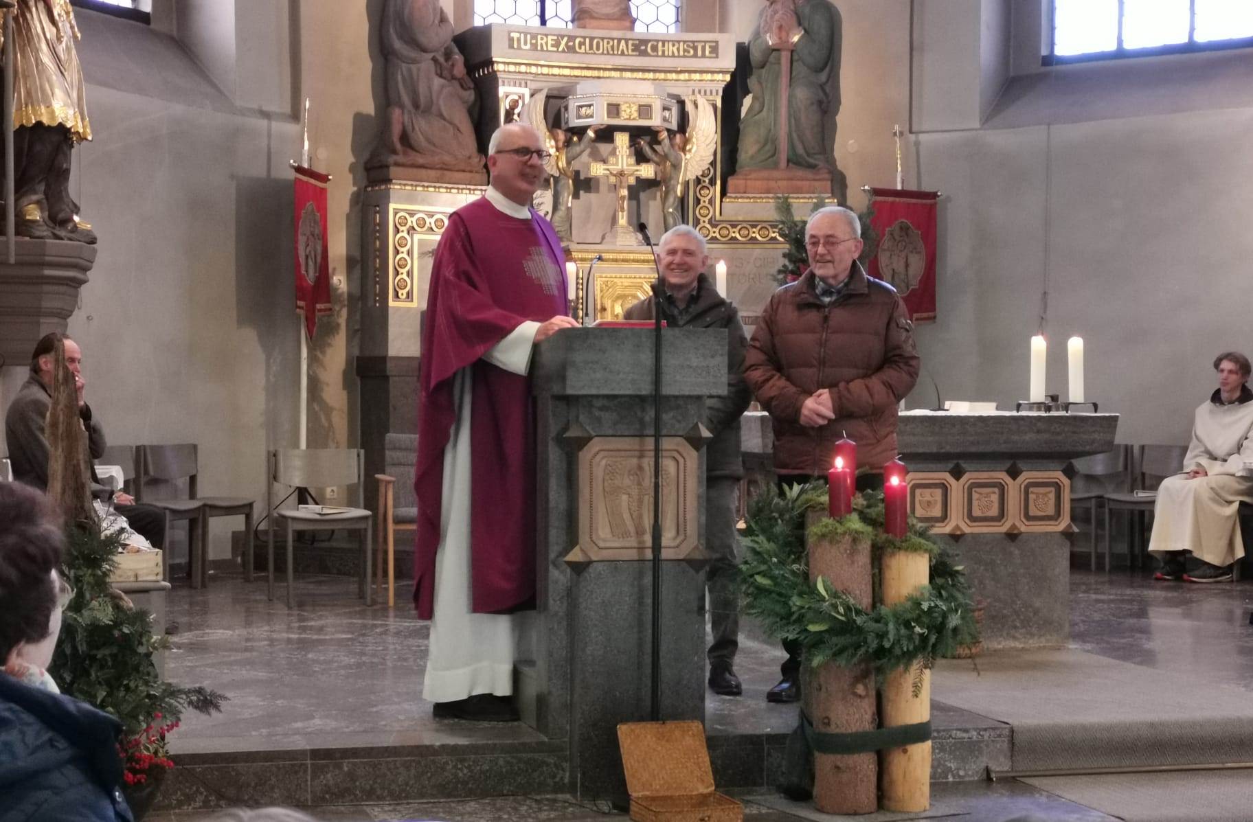 Herr Müller und Herr Steinmetz werden im Gottesdienst gewürdigt.