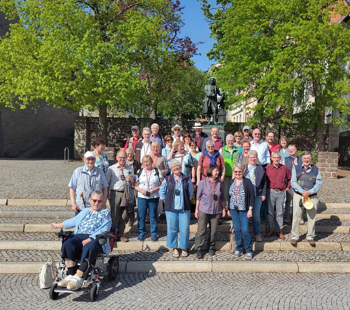 Die Reisegruppe vor dem Denkmal für Joh. Seb. Bach