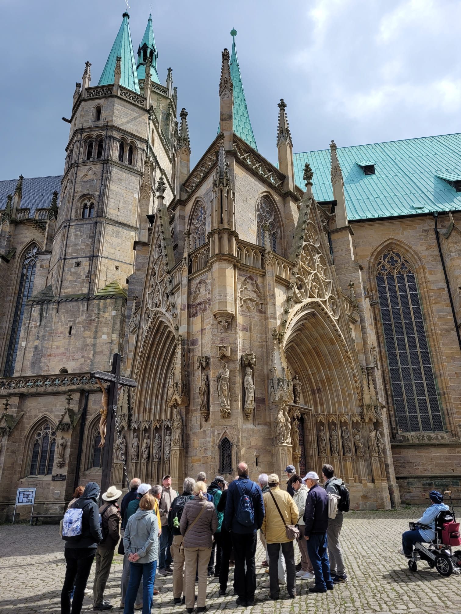 Die Reisegruppe vor dem Eingangsportal des Erfurter Doms