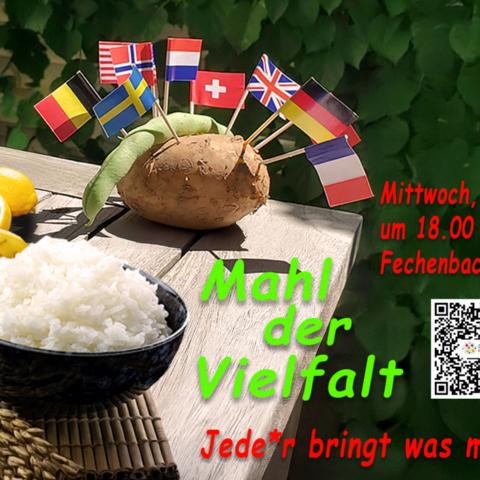 Ein Tisch mit einer Schüssel Reis, Getreide, Obst und einer mit Landesfahnen gespickte Kartoffel