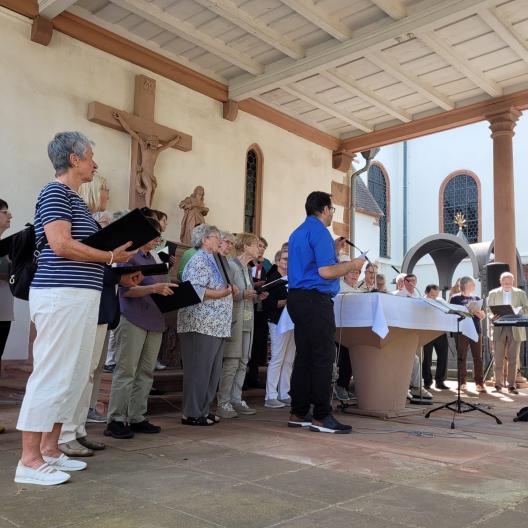 Die Kirchenchöre der evangelischen und katholichen Gemeinde Dieburg singen vereint