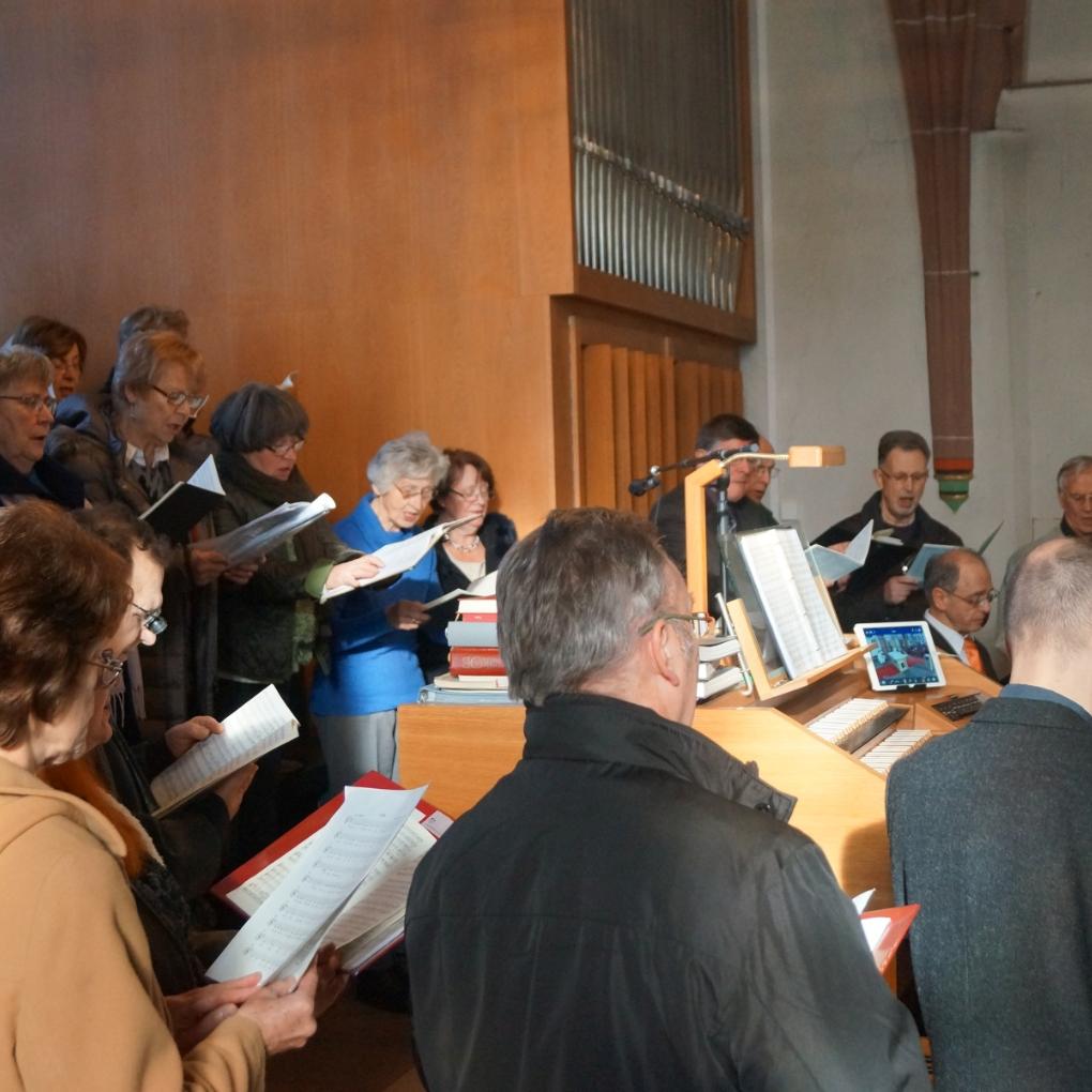 Der Kirchenchor singt zum Gottesdienst auf der Empore in St. Peter u. Paul Dieburg