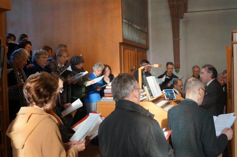 Der Kirchenchor singt zum Gottesdienst auf der Empore in St. Peter u. Paul Dieburg
