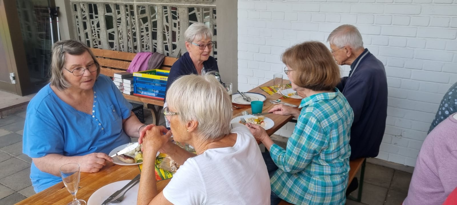 Grillen an der Kirche 02