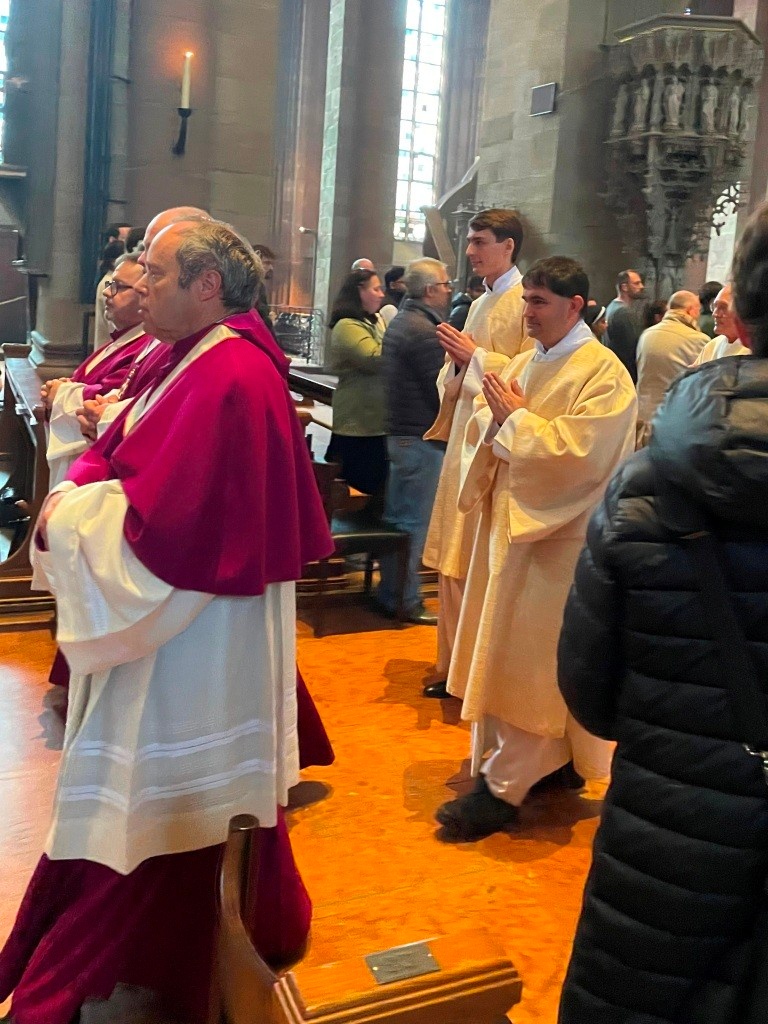 Diakon Alexander Deick nach seiner Weihe im Hohen Dom zu Mainz beim Ausszug