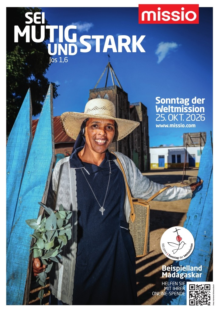 Das Plakat zeigt eine Frau aus Madagaskar. Motto: 'Sei muitig und stark!'