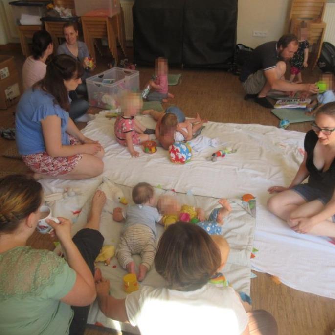Foto aus dem Krabbelkreis Nackenheim mit Babys und Erwachsenen