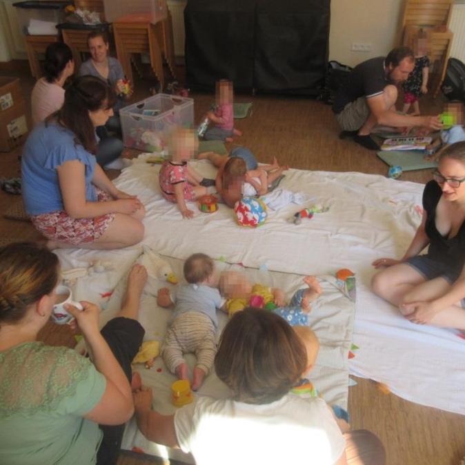 Foto aus dem Krabbelkreis Nackenheim mit Babys und Erwachsenen