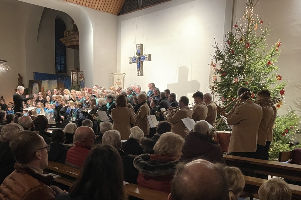Weihnachtskonzert am 4. Advent in Lörzweiler. Das Bild zeigt alle Ensembles bei Musizieren