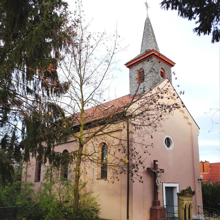 Süd-West Seite der Kirche St. Laurentius in Harxheim