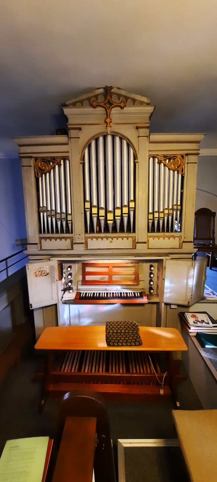 Bild der Orgel in der katholischen Kirche Harxheim