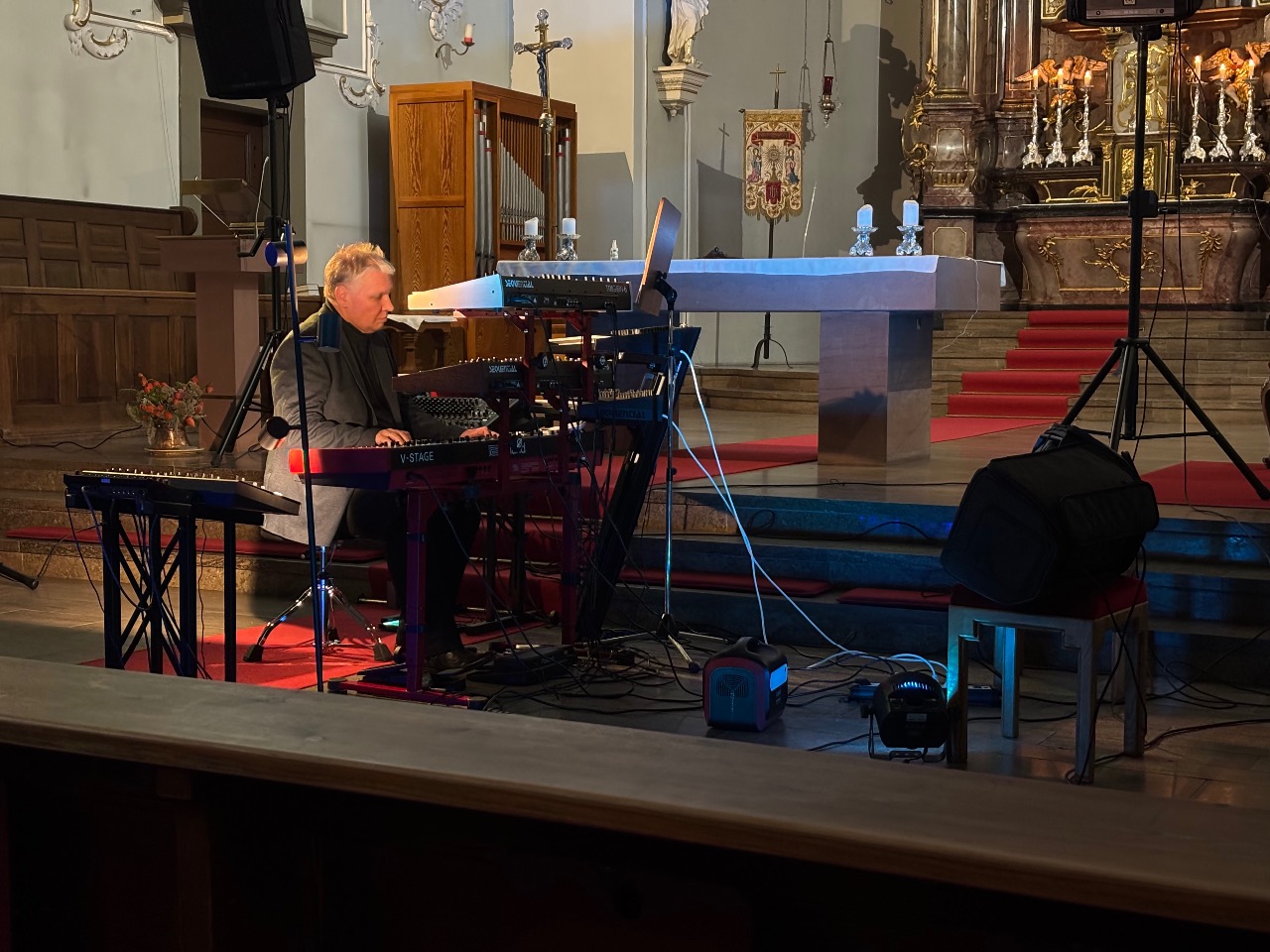 T. Trzcinski während des Konzerts an seinen Synthesizern und Keyboards