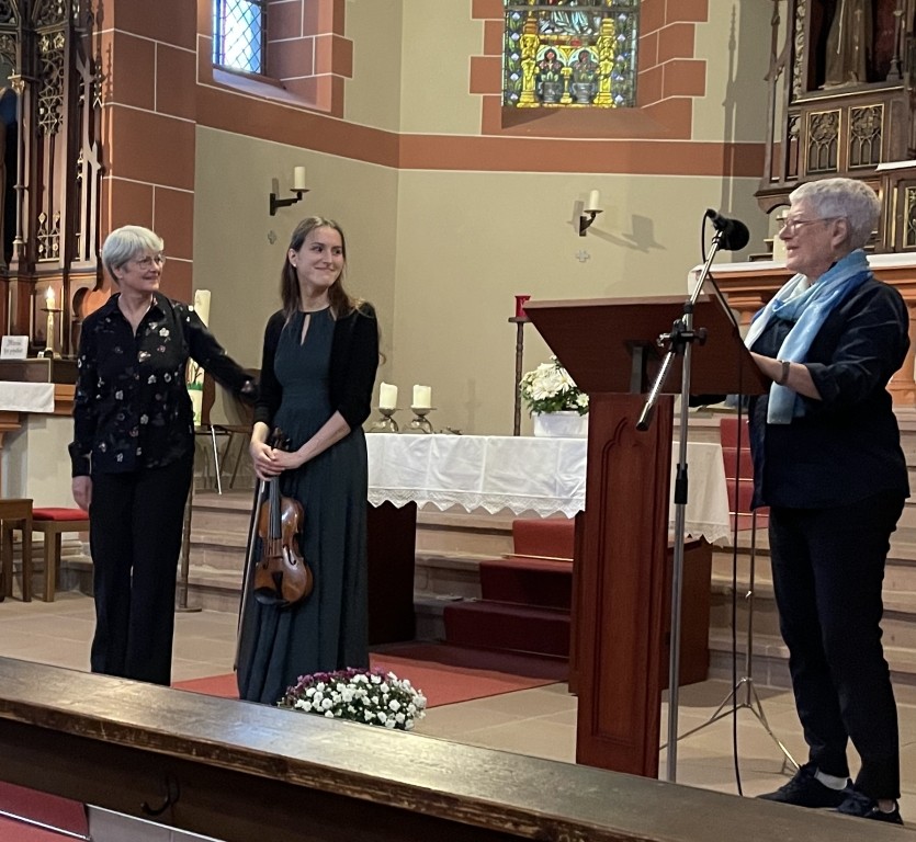 G. Roos bedankt sich am Konzertende bei A. Hülshoff und E. Bosenius