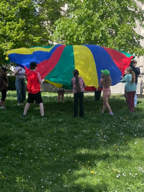 Kinder bei den Outdoorspielen