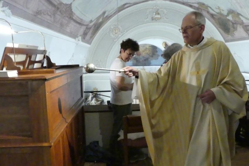 Pfarrer Dr. J. Springer segnet die Orgel