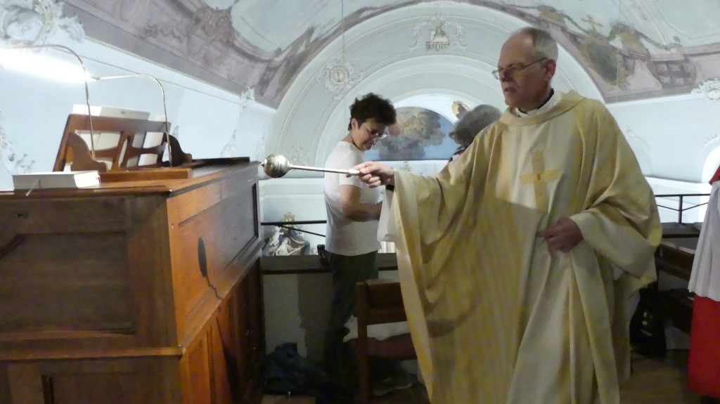 Pfarrer Dr. J. Springer segnet die restaurierte Orgel in St. Alban